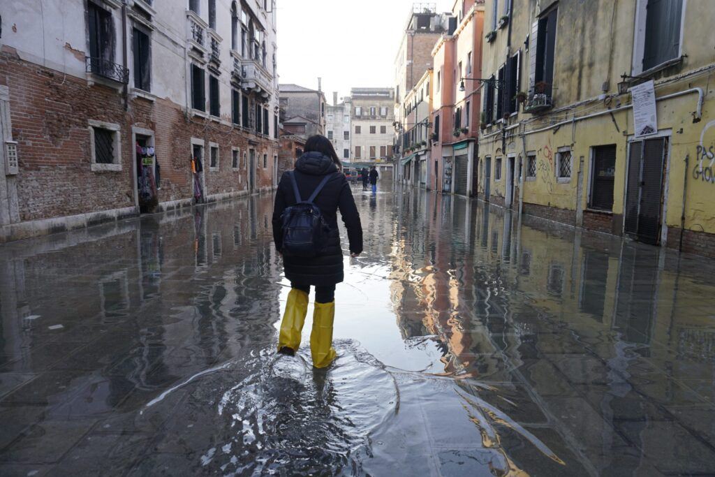 V zatopených Benátkách se hodí návleky na nohy nebo gumáky.