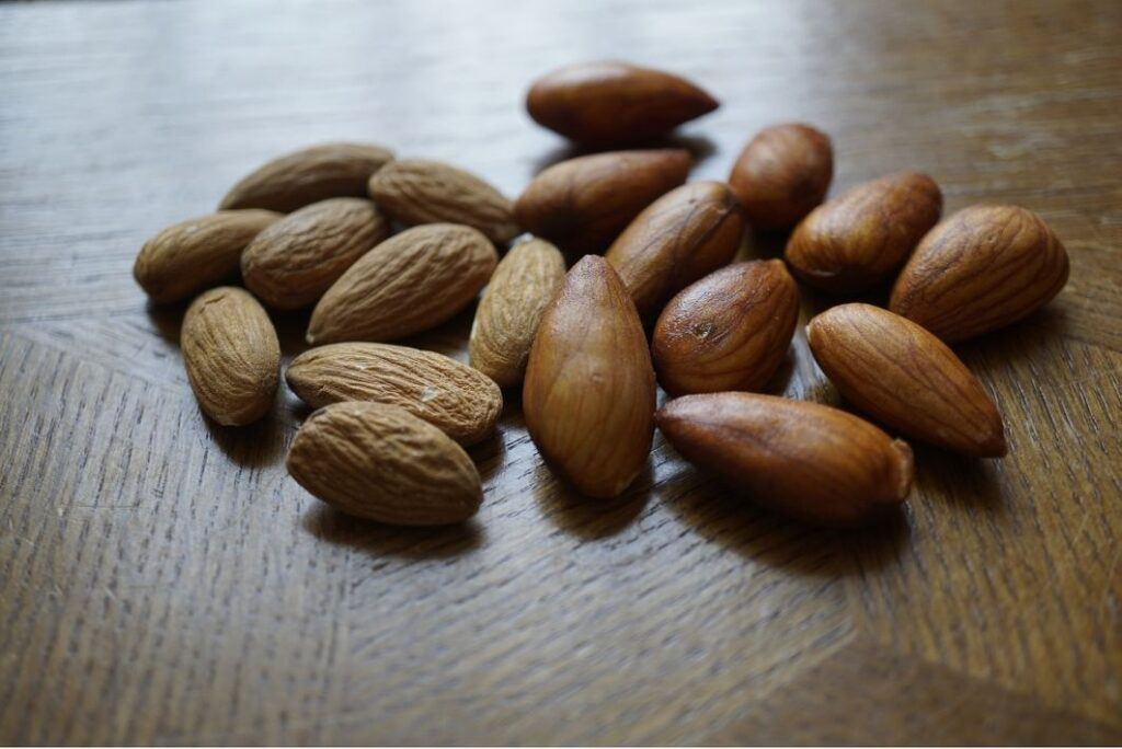 Namáčení a klíčení ořechů, semen, luštěnin i obilovin pomáhá lepší vstřebatelnosti živin nejen pro vegany.
